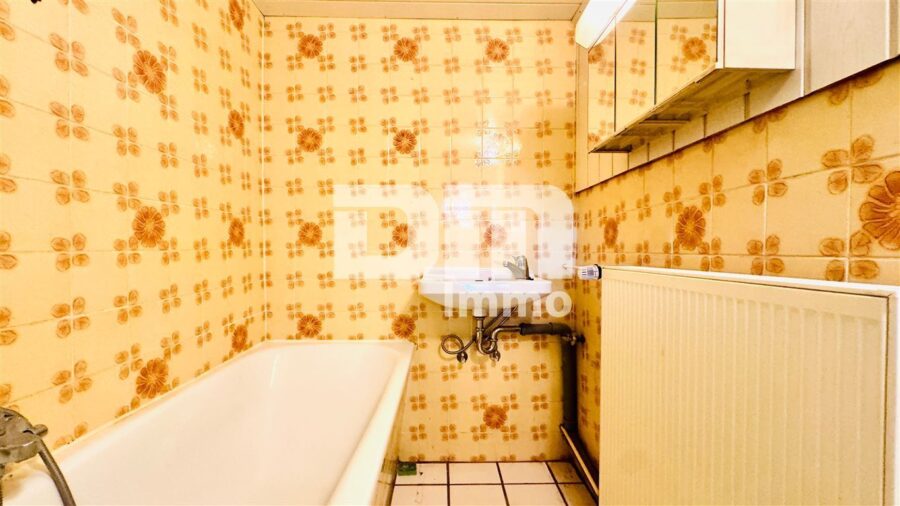 Schöne Doppelhaushälfte mit Nebengebäude, Garage und angelegtem Gartenbereich - Souterrain Bad / Wanne